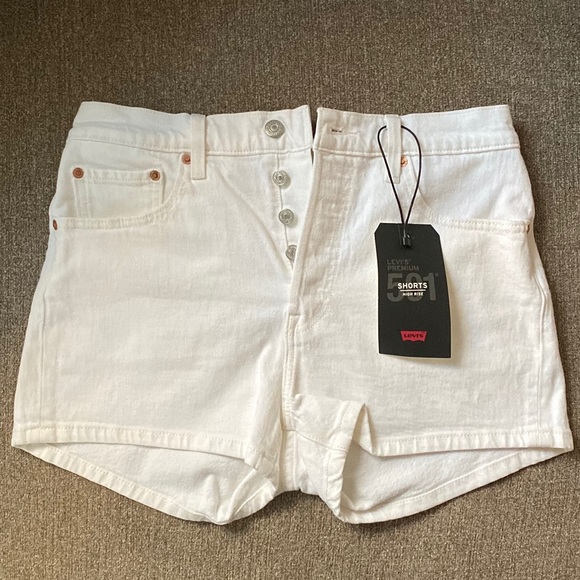 Levi’s White Denim Shorts - Picture 6 of 7